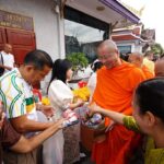สืบสานประเพณีทำบุญ ตักบาตรเทโวโรหณะ วันออกพรรรษา ภูเขาทอง วัดสระเกศ