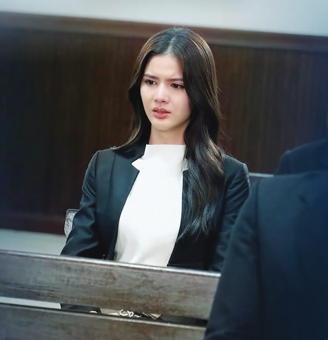 เบื้องหลังมายา