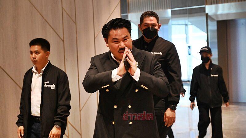 กัน จอมพลัง ยิ้มแย้ม ประชุมทีมงาน เตรียมเอกสารเพียบ ก่อนแถลงชี้แจงปมเงินบริจาค มูลนิธิกัน จอมพลัง ช่วยสู้ เผย ประธานมูลนิธิ-ฝ่ายบัญชี ร่วมด้วย