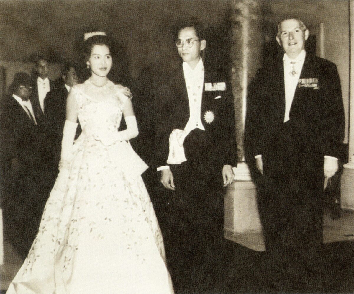 สมเด็จพระนางเจ้าสิริกิติ์ พระบรมราชินีนาถ พระบรมราชชนนีพันปี พระสิริโฉม พระอัจฉริยภาพแห่งแฟชั่นไทย จารึกประวัติศาสตร์ "สุภาพสตรีที่แต่งกายงดงามที่สุดในโลก"