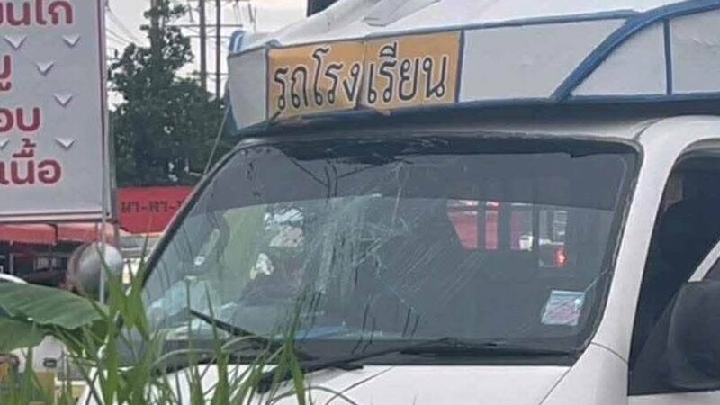 สลด สองแถวรับส่งนักเรียน เสียหลักพุ่งชนรถบัสรับส่งพนักงาน รถพังยับเยิน 23 ชีวิตนอนบาดเจ็บบนถนน เสียชีวิต 1 ราย เจ้าหน้าที่เร่งช่วยเหลือ
