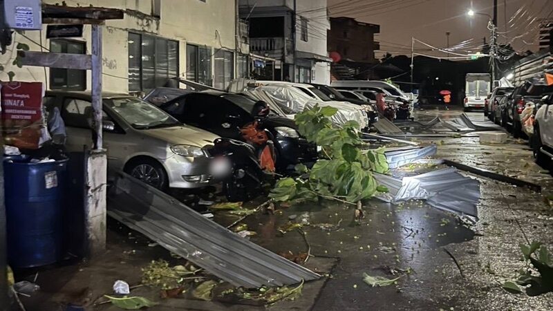 ฝนถล่มกรุง แต่เช้ามืด ลมแรงพัดกันสาดปลิวว่อน ต้นไม้ใหญ่โค่นทับบ้านเรือนประชาชน รถยนต์พังยับเพียบ กีดขวางจราจรทางถนน