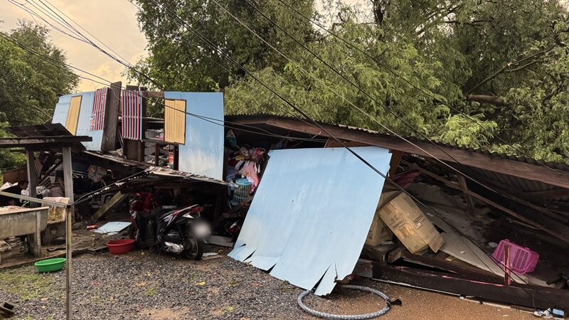 บ้านสั่นสะเทือนราวแผ่นดินไหว พายุกระหน่ำ ฝนถล่มอยุธยา ลมแรง พัดต้นมะขามอายุกว่า 100 ปี โค่นใส่บ้านถล่มทับร่างสาว เจ็บยกครัว 4 ราย เสาไฟล้มระนาว