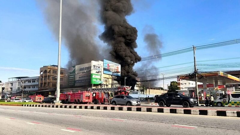 ระทึกกลางเมืองระยอง ไฟไหม้โกดังเก็บสินค้า แยกคามิโอ ควันดำพวยพุ่ง เพลิงโหมไหม้รุนแรง ระดมรถน้ำดับเพลิงอลหม่าน ปิดเส้นทางจราจรแล้ว
