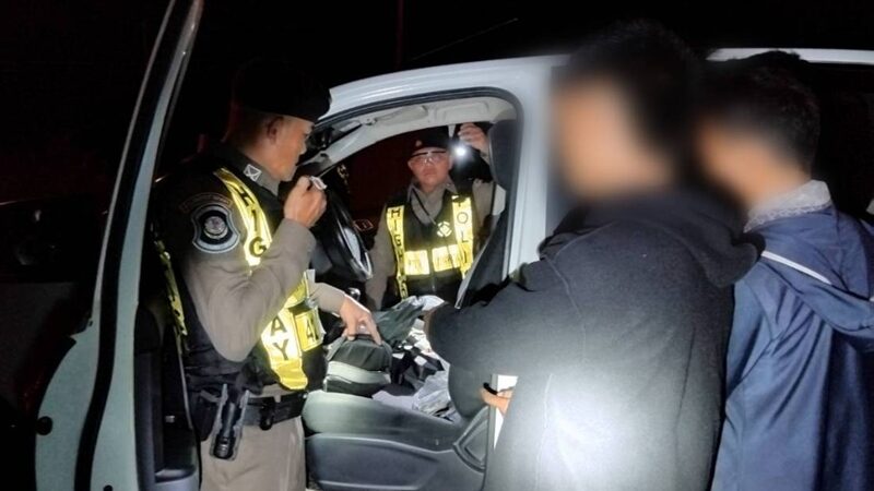 รวบวัยรุ่น เพิ่งยิงคู่อริกลางงานบวช ก่อนซิ่งกระบะหนีข้ามจังหวัด สุดท้ายไปไม่รอดเจอด่านตรวจ ค้นรถพบยาบ้าอีก 53 เม็ด เผยคำให้การ