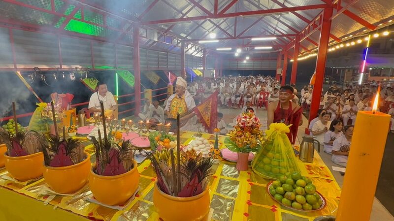 เสียงประทัดดังสนั่น นับพันแห่ร่วมพิธี เผาเรือสำเภามังกร ส่งเทพเจ้าสิ้นสุดกินเจ เปิดความหมายข้อความข้างเรือ ส่องเลขเด็ด 6 ตัวหัวเรือ-ท้ายเรือ