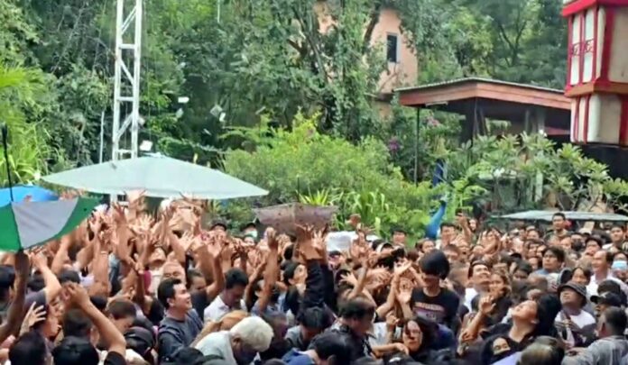 โปรยทาน 4 แสน งานกฐินวัดดัง คนหลายพันร่วมบุญ ได้เงินนำเลขท้ายไปเสี่ยงโชค