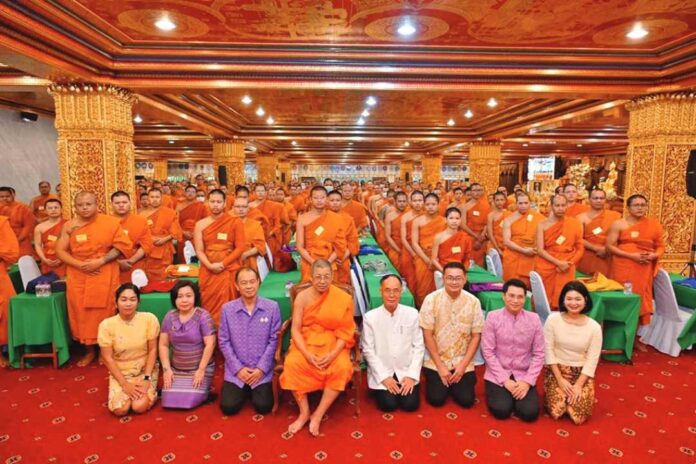 ข่าวสดพระเครื่อง - ถวายทุนศึกษา 400 พระ-เณร ผู้สอบได้บาลีสนามหลวง