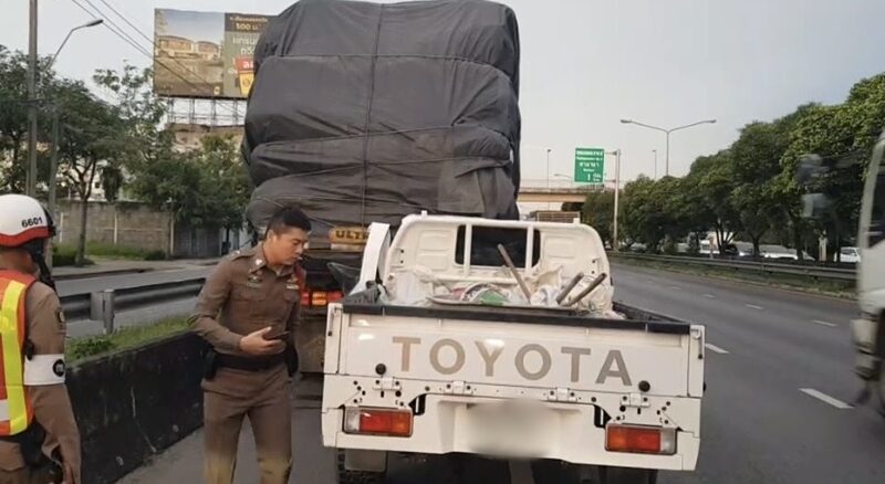 สุดสลด รถกระบะหลับใน พุ่งเสยท้ายรถบรรทุก 10 ล้อเต็มแรงพังยับ คนนั่งท้ายร่างกระเด็น รถขับผ่านมาเบรกไม่ทัน ทับร่างซ้ำดับกลางถนน
