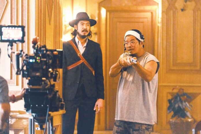 เบื้องหลังมายา