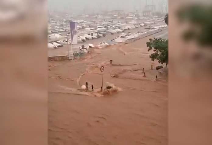 ฝนหนักถล่มสเปน “น้ำโคลนไหลบ่าท่วมเมือง” กู้ภัยเร่งช่วยชาวบ้านติดแหง็กในรถ