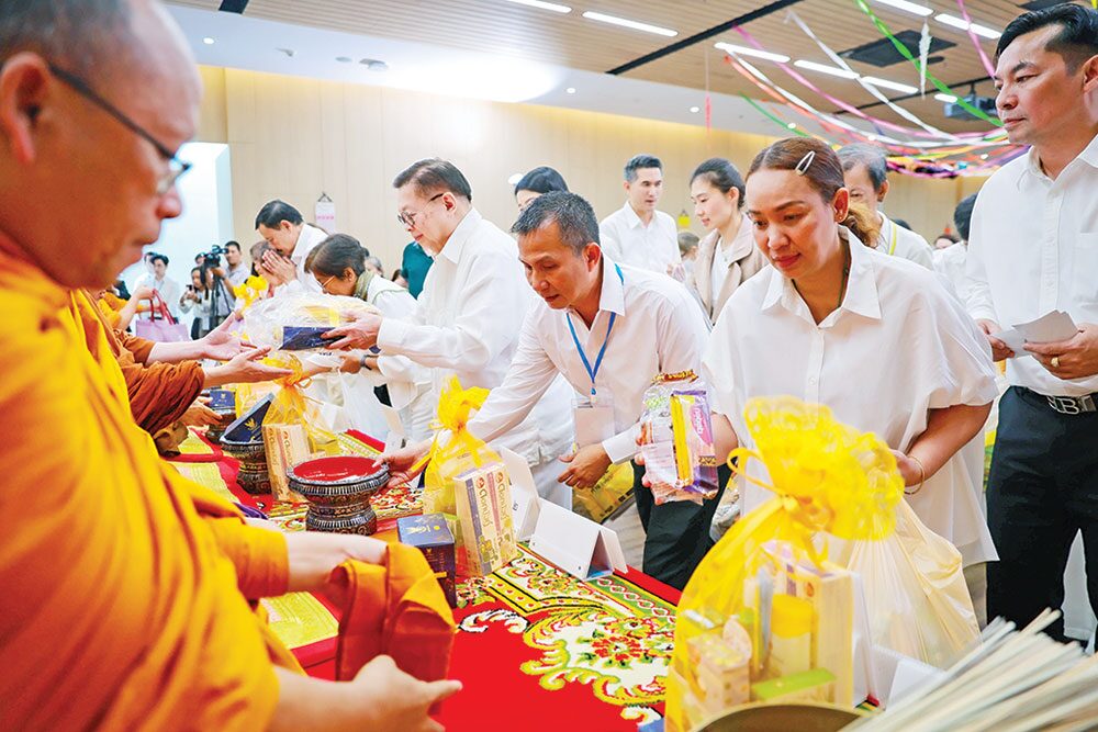 ข่าวสดพระเครื่อง - ครบรอบ29ปี‘ยกวัดมาไว้ที่เซเว่นฯ’ ทำบุญถวายสลากภัต9วัด9จังหวัด