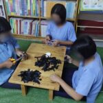 เรือนจำ-ทัณฑสถาน น้อมถวายความอาลัย 'สมเด็จพระพันปีหลวง' จัดทำริบบิ้นสีดำไว้อาลัย แจกปชช.