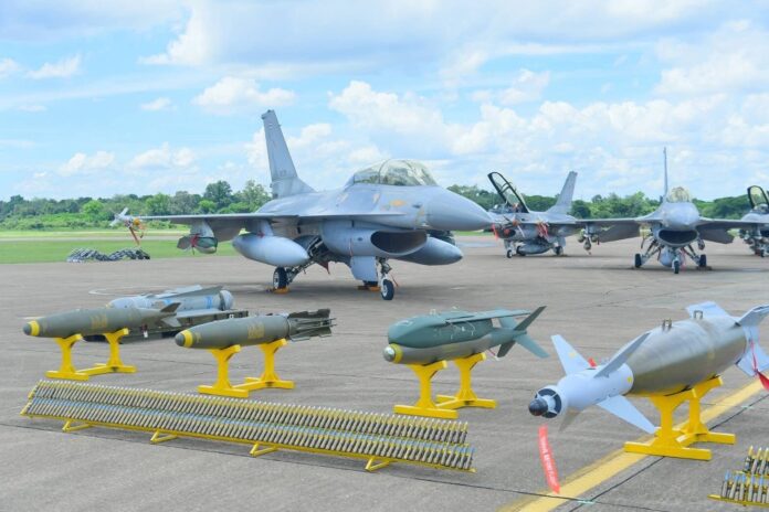 “ผบ.ทอ.” ตรวจความพร้อมรบ ฝูงบิน F-16 ลั่นทำหน้าที่เต็มกำลัง จนกว่าจัดการอริราชศัตรูเรียบร้อย