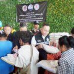 กอ.รมน.-มูลนิธิไทยอาสาป้องกันชาติ-มูลนิธิป่อเต็กตึ๊ง ช่วยผู้ประสบภัยน้ำท่วมอ่างทอง