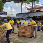 รองผบก.น.2 นำตำรวจสุทธิสารร่วมจิตอาสาทำความสะอาดปรับปรุงภูมิทัศน์รอบชุมชนริมคลองบางซื่อ