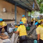 รองผบก.น.2 นำตำรวจสุทธิสารร่วมจิตอาสาทำความสะอาดปรับปรุงภูมิทัศน์รอบชุมชนริมคลองบางซื่อ