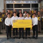 รองผบก.น.2 รับมอบ หมวกนิรภัย กรุงศรี ออโต้ ส่งมอบต่อความปลอดภัยให้เด็กนักเรียน