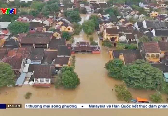 เวียดนาม “ท่วมหนัก” สังเวย 13 ศพ บ้านนับแสนหลังเสียหาย-บางส่วนจมมิดหลังคา