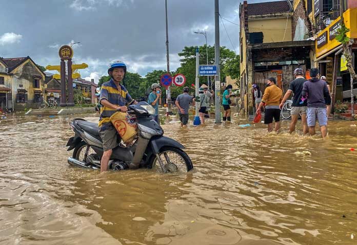 เวียดนาม “ท่วมหนัก” สังเวย 13 ศพ บ้านนับแสนหลังเสียหาย-บางส่วนจมมิดหลังคา