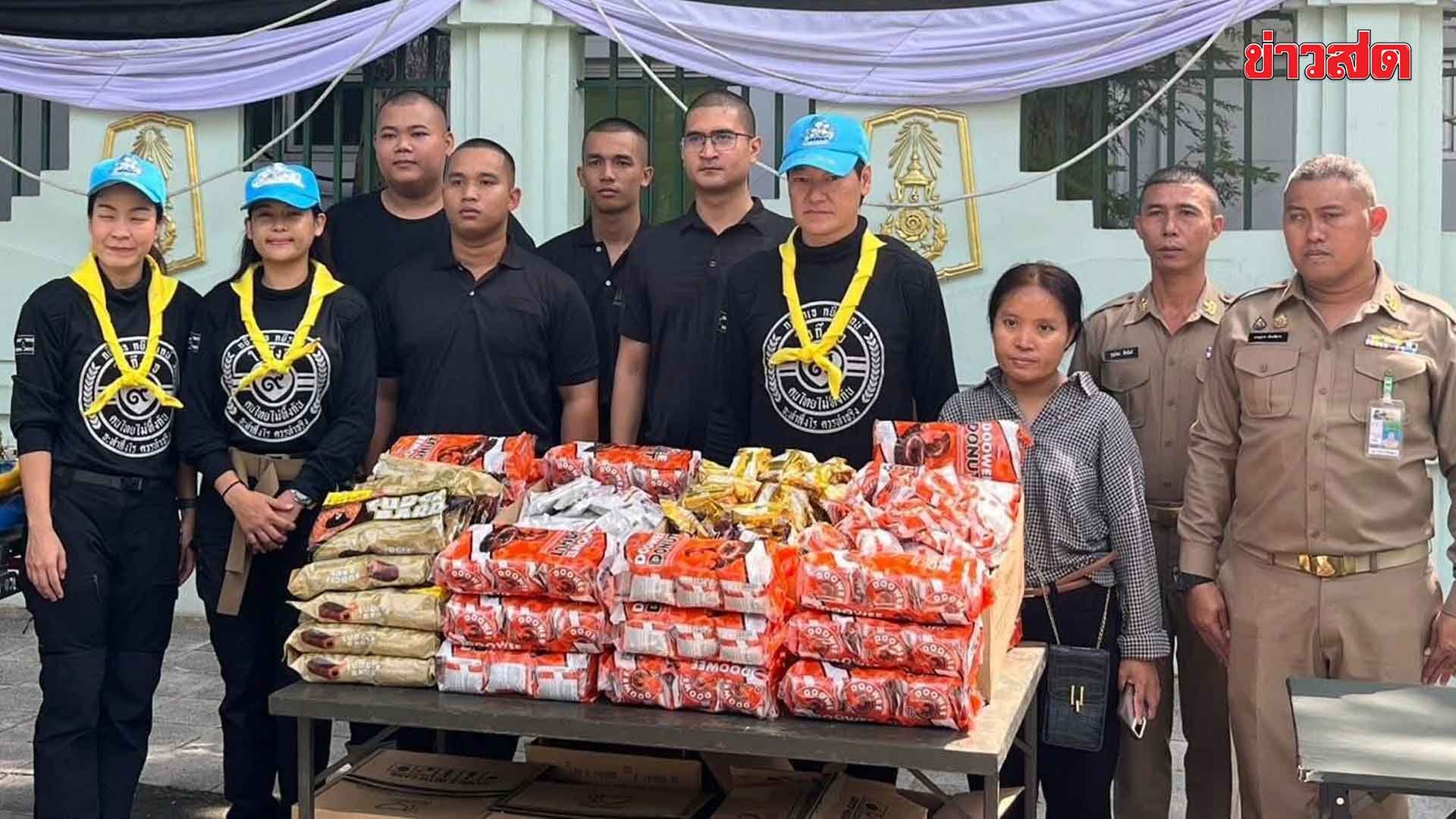 ภาพประกอบข่าว: เล็ก ฝันเด่น นำทีมอาสา ดูแลประชาชนเข้าเฝ้าฯ รอรับเสด็จ ขบวนพระบรมศพ