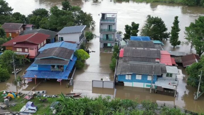 เจ้าของบ้านสุดช้ำ! แนวกั้นทรุดพัง น้ำทะลักเข้าบ้านกลางดึก กระจกแตกยับ
