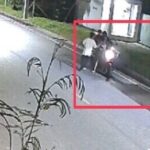 วัยรุ่นสงขลา สุดเหิมเกริม ซิ่งจยย.ไล่ล่าอริ บุกฟันถึงในบ้าน ชักปืนยิง เด็ก13ปี เจ็บสาหัส