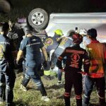 เหตุสลดรถตู้สายบุญ คนขับหลับใน ไถลตกไหล่ทางพลิกคว่ำ เสียชีวิตคาที่ 1 คน บาดเจ็บ 9 ราย