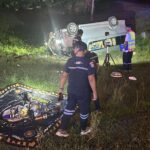 เหตุสลดรถตู้สายบุญ คนขับหลับใน ไถลตกไหล่ทางพลิกคว่ำ เสียชีวิตคาที่ 1 คน บาดเจ็บ 9 ราย