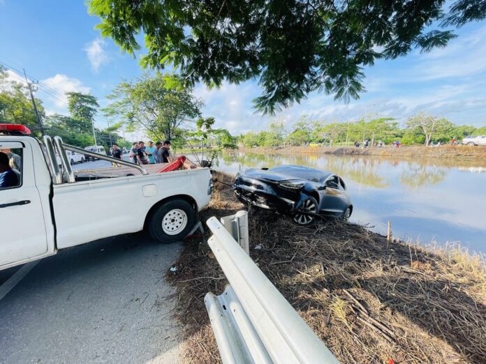 เทสลา พุ่งตกคลองสิบ คนขับพยายามเคาะขอความช่วยเหลือ ก่อนรถจมเสียชีวิตสลด