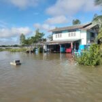 ชาวบ้านพิจิตร ระทม จม10หมู่บ้าน ท่วมขังนาน 2 เดือน น้ำยมเอ่อล้นตลิ่ง-ฝนตกซ้ำ 1,386 หลังคา เดือดร้อนหนัก