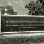ศูนย์ศิลปาชีพบางไทร ประดับผ้าขาวดำ ถวายความอาลัย 'พระพันปีหลวง' ชาวกรุงเก่า บอกเล่าความรู้สึก