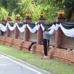 น้อมถวายความอาลัย พระพันปีหลวง ประดับผ้าขาว–ดำ พระตำหนักสิริยาลัย สถานที่ ทรงโปรดเสด็จประทับชม วัดไชยวัฒนาราม