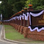 น้อมถวายความอาลัย พระพันปีหลวง ประดับผ้าขาว–ดำ พระตำหนักสิริยาลัย สถานที่ ทรงโปรดเสด็จประทับชม วัดไชยวัฒนาราม