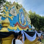 น้อมถวายความอาลัย พระพันปีหลวง ประดับผ้าขาว–ดำ พระตำหนักสิริยาลัย สถานที่ ทรงโปรดเสด็จประทับชม วัดไชยวัฒนาราม