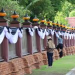 น้อมถวายความอาลัย พระพันปีหลวง ประดับผ้าขาว–ดำ พระตำหนักสิริยาลัย สถานที่ ทรงโปรดเสด็จประทับชม วัดไชยวัฒนาราม