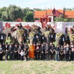 ควาญช้าง-ช้างกรุงเก่า ร่วมยืนสงบนิ่ง-หมอบกราบ ถวายความอาลัย 'พระพันปีหลวง' ทรงอุปถัมภ์อนุรักษ์ช้างไทย