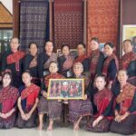 กลุ่มสตรีทอผ้าไหมบ้านโพน ถวายความอาลัย 'พระพันปีหลวง' พร้อมพัฒนา 'แพรวาราชินีแห่งไหม'