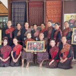 กลุ่มสตรีทอผ้าไหมบ้านโพน ถวายความอาลัย 'พระพันปีหลวง' พร้อมพัฒนา 'แพรวาราชินีแห่งไหม'