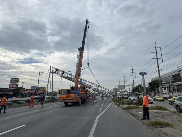 ทางหลวงบางบัวทอง เตรียมแจ้งความ กระบะพุ่งชนเสาป้ายบอกทางหักเสียหาย