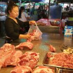 แม่ค้าเขียงหมูโพธาราม พร้อมรับลูกค้า 'คนละครึ่งพลัส' ทำป้ายตั้งหน้าร้าน เชื่อกระตุ้นยอดขายดีขึ้น