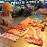 แม่ค้าเขียงหมูโพธาราม พร้อมรับลูกค้า 'คนละครึ่งพลัส' ทำป้ายตั้งหน้าร้าน เชื่อกระตุ้นยอดขายดีขึ้น