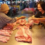 แม่ค้าเขียงหมูโพธาราม พร้อมรับลูกค้า 'คนละครึ่งพลัส' ทำป้ายตั้งหน้าร้าน เชื่อกระตุ้นยอดขายดีขึ้น