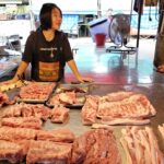 แม่ค้าเขียงหมูโพธาราม พร้อมรับลูกค้า 'คนละครึ่งพลัส' ทำป้ายตั้งหน้าร้าน เชื่อกระตุ้นยอดขายดีขึ้น