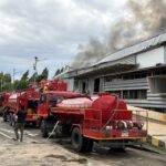 ไฟไหม้โรงงานอาหารแปดริ้ว เพลิงโหมรุนแรงอาคารถล่ม หนีตายอลหม่าน คาดเสียหาย 230 ล้าน