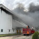 ไฟไหม้โรงงานอาหารแปดริ้ว เพลิงโหมรุนแรงอาคารถล่ม หนีตายอลหม่าน คาดเสียหาย 230 ล้าน