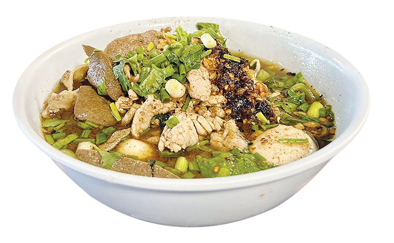 สวรรค์ในครัว - ‘รีวิว’ก๋วยเตี๋ยวเรือรสเข้ม เครื่องแน่นล้นหม้อไฟ