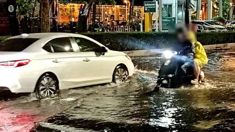 สุขุมวิท อ่วมอีก ฝนถล่มช่วงค่ำ น้ำท่วมผิวถึงฟุตปาธ รถเล็ก-มอเตอร์ไซค์ สัญจรลำบาก