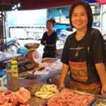 แม่ค้าเขียงหมูโพธาราม พร้อมรับลูกค้า 'คนละครึ่งพลัส' ทำป้ายตั้งหน้าร้าน เชื่อกระตุ้นยอดขายดีขึ้น