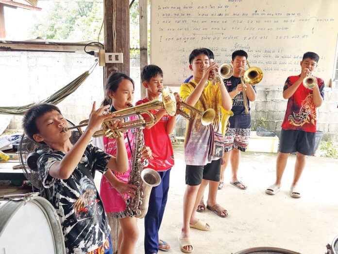สดจากเยาวชน - แตรวงเด็กราชบุรี คึกคักรับงานบุญ